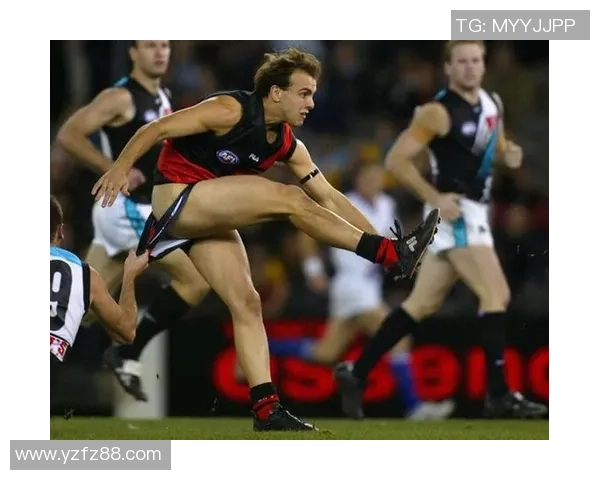 足球运动员在比赛中突发尴尬瞬间当场小便引发热议与讨论